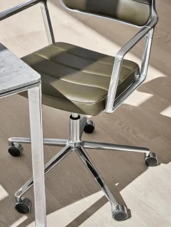 Vipp 453 Swivel+ Chair m/hjul, dark sand tekstil fra Clearance
