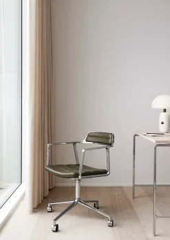 Vipp 452 Swivel Chair m/hjul, sort læder fra Best