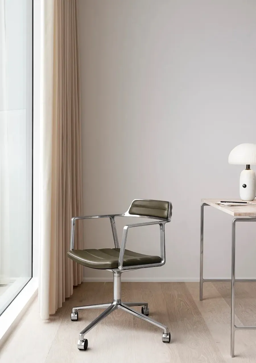 Vipp 452 Swivel Chair m/sort stel & hjul, sort læder fra Clearance
