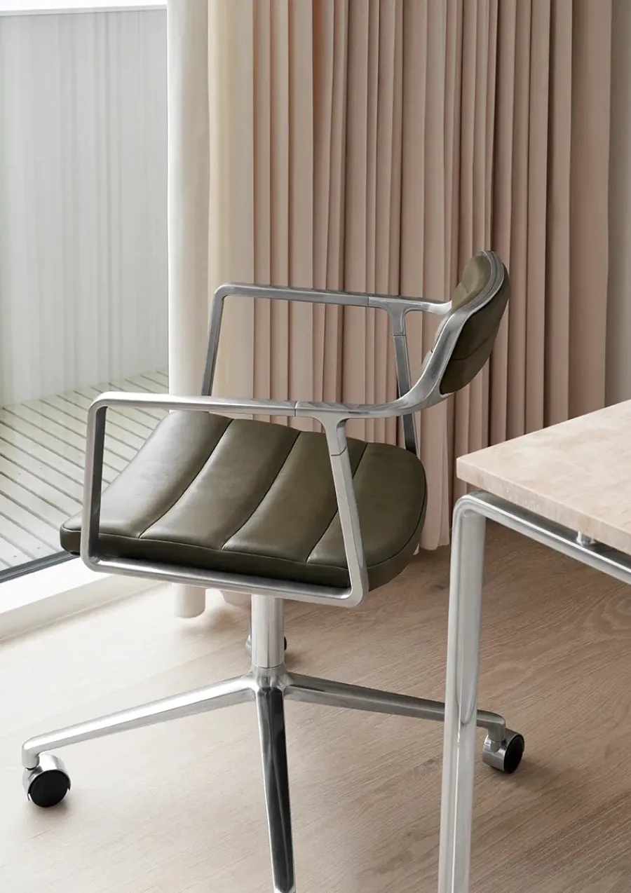 Vipp 452 Swivel Chair m/sort stel & hjul, sort læder fra Clearance