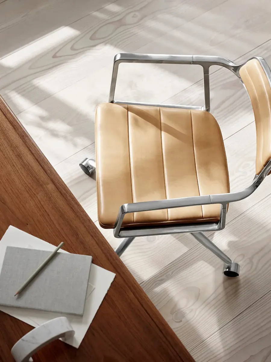 Vipp 452 Swivel Chair m/sort stel & hjul, sort læder fra Clearance