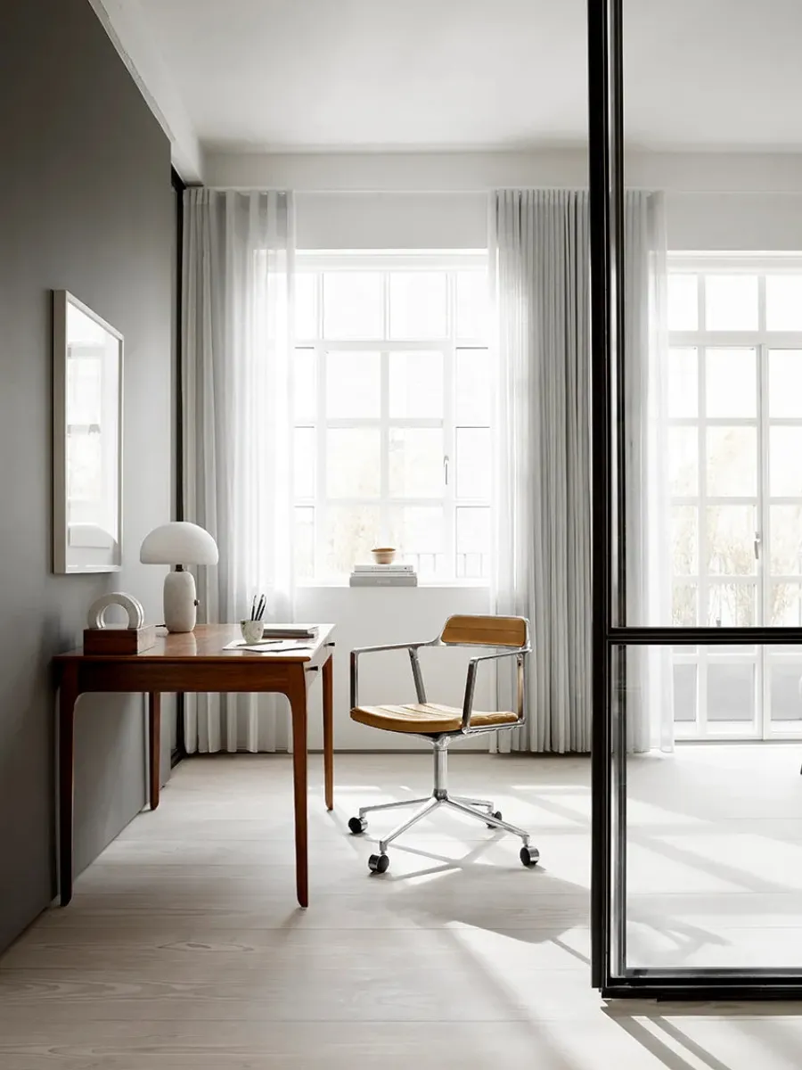 Vipp 452 Swivel Chair m/sort stel & hjul, sort læder fra Clearance