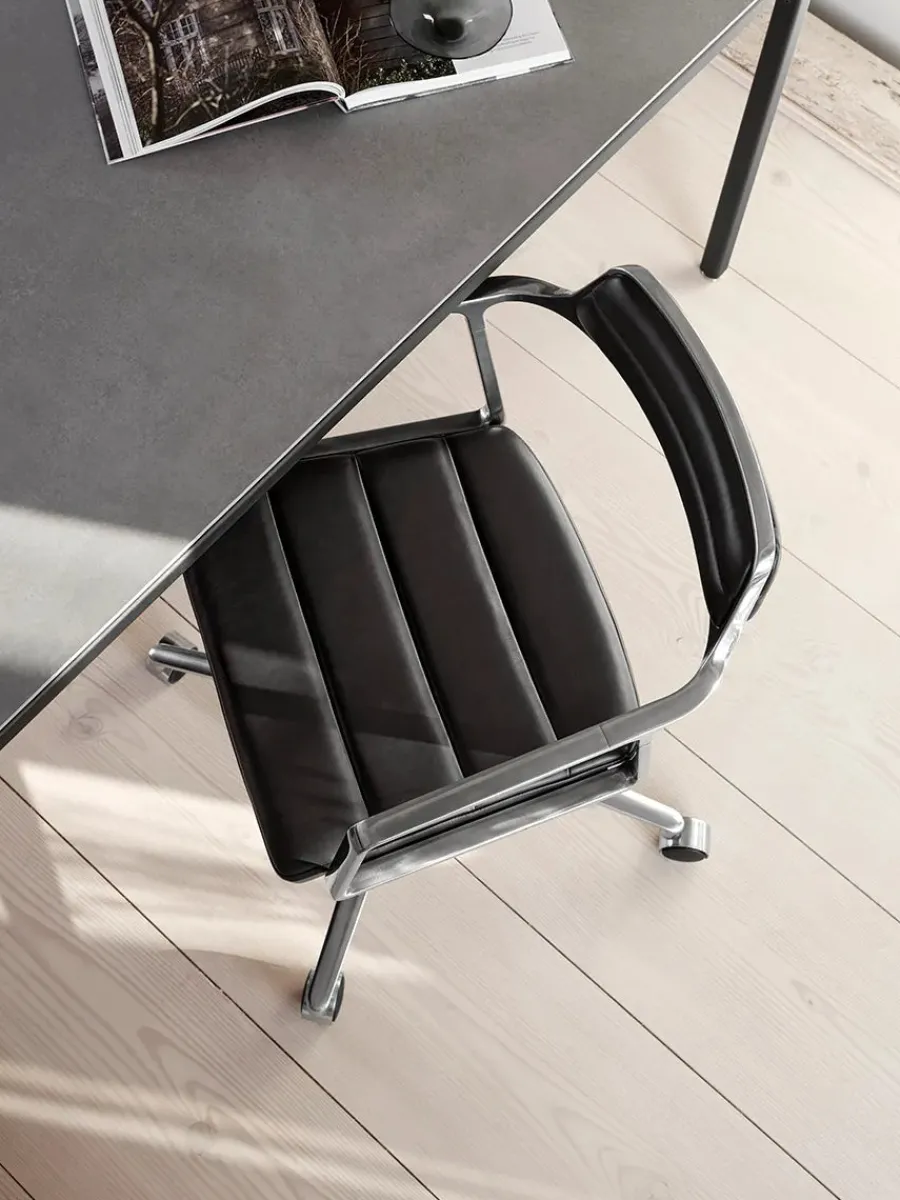 Vipp 452 Swivel Chair m/sort stel & hjul, sort læder fra Clearance