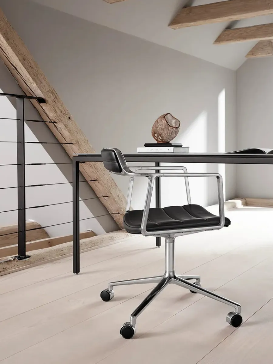 Vipp 452 Swivel Chair m/sort stel & hjul, sort læder fra Clearance